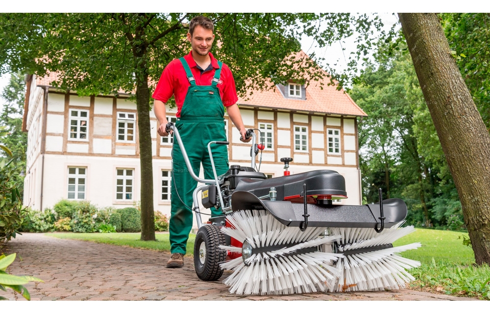 Новинка на российском рынке – немецкие подметальные машины Limpar.