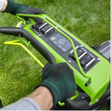 Аккумуляторная газонокосилка Greenworks LM221SK8 Аккумуляторная газонокосилка Greenworks LM221SK8