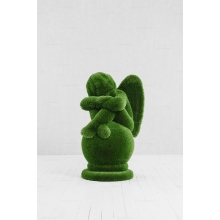Садовая фигура из искусственной травы «Ангел на шаре»
