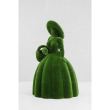 Садовая фигура из искусственной травы «Дама с цветочной корзиной»