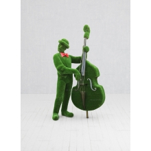 Садовая фигура из искусственной травы «Контрабасист»