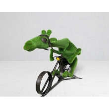 Садовая фигура из искусственной травы «Жираф-байкер» Садовая фигура из искусственной травы «Жираф-байкер»