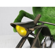 Садовая фигура из искусственной травы «Жираф-байкер» Садовая фигура из искусственной травы «Жираф-байкер»