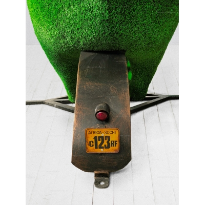 Садовая фигура из искусственной травы «Жираф-байкер» Садовая фигура из искусственной травы «Жираф-байкер»