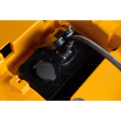 Аккумуляторный садовый трактор Stiga Tornado 398e Аккумуляторный садовый трактор Stiga Tornado 398e