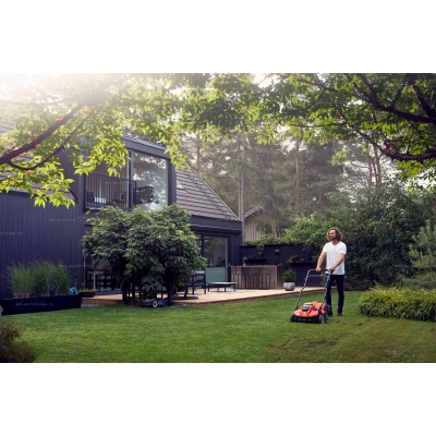 Аккумуляторный вертикуттер Husqvarna S138i Аккумуляторный вертикуттер Husqvarna S138i