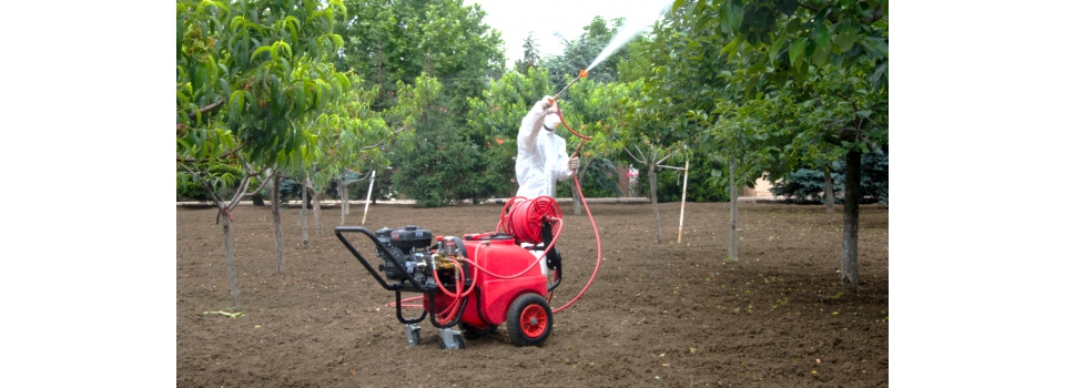 Электрический опрыскиватель на колесах или бензиновый – какой из них предпочтительнее?