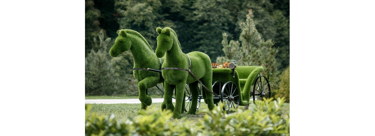 Фигуры из искусственной травы – это оригинальные садовые скульптуры, которые не требуют ухода и создают яркий акцент на лужайке или в саду