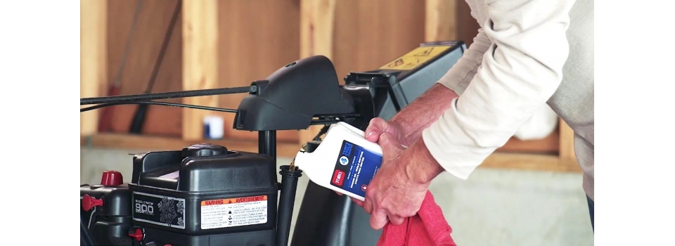 Как самостоятельно заменить масло в бензиновом снегоуборщике: подробное руководство