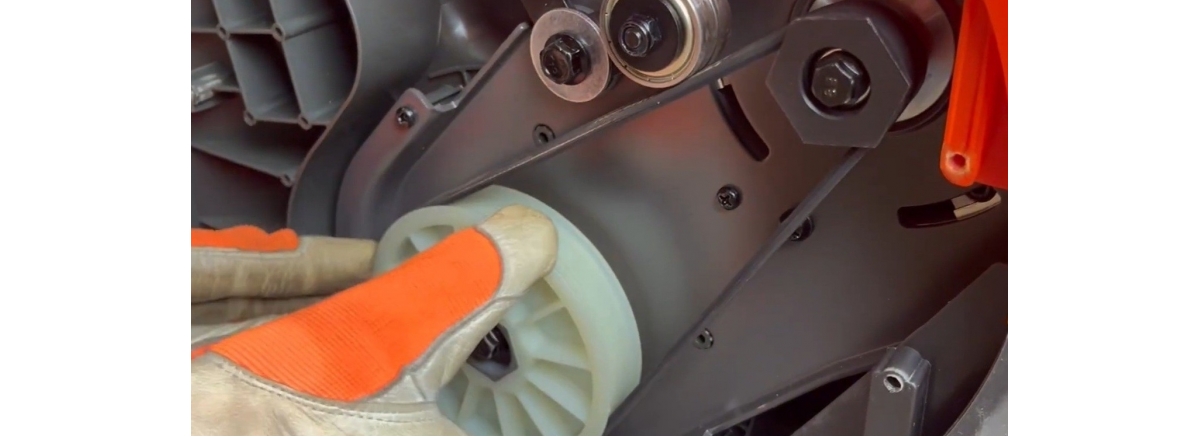 Как заменить ремень привода шнека на аккумуляторном снегоуборщике