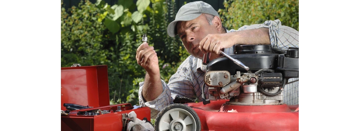 Как заменить свечу зажигания в бензиновой газонокосилке