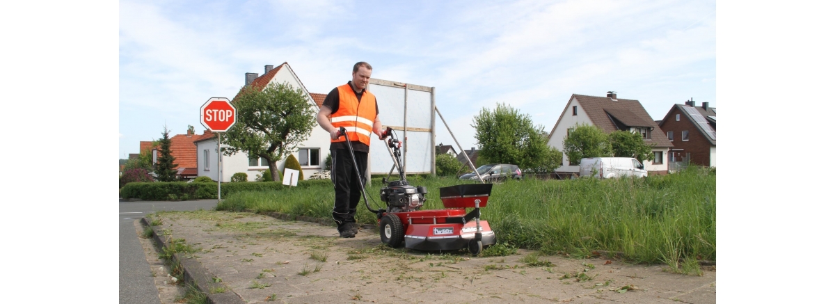 Машины для очистки плитки и брусчатки Tielbuerger – лучший инструмент для эффективного удаления сорняков с твердых поверхностей