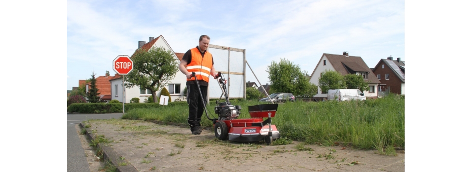 Машины для очистки плитки и брусчатки Tielbuerger – лучший инструмент для эффективного удаления сорняков с твердых поверхностей