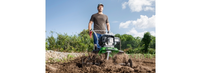 Работа на садовом участке с культиватором