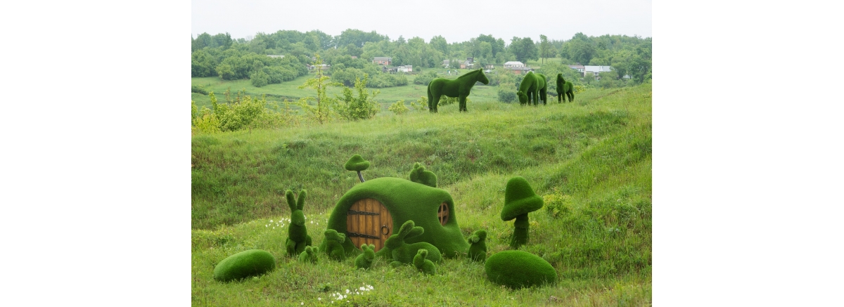 С чем сочетаются большие садовые фигуры из искусственной травы