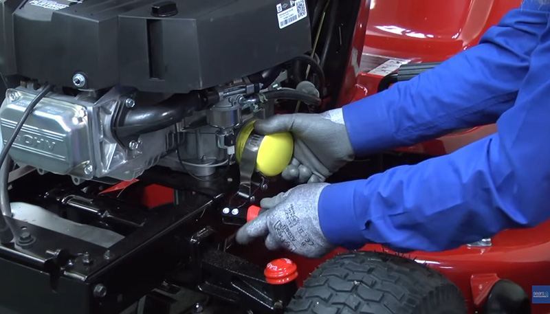 Как заменить масляный фильтр в садовом тракторе :: Снятие старого масляного фильтра