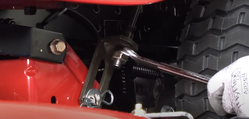 Технические рекомендации по регулировке косильной деки садового трактора :: Выравнивание косильной деки по горизонтали