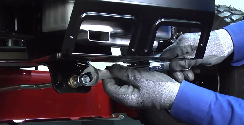 Технические рекомендации по регулировке косильной деки садового трактора :: Выравнивание косильной деки по вертикали